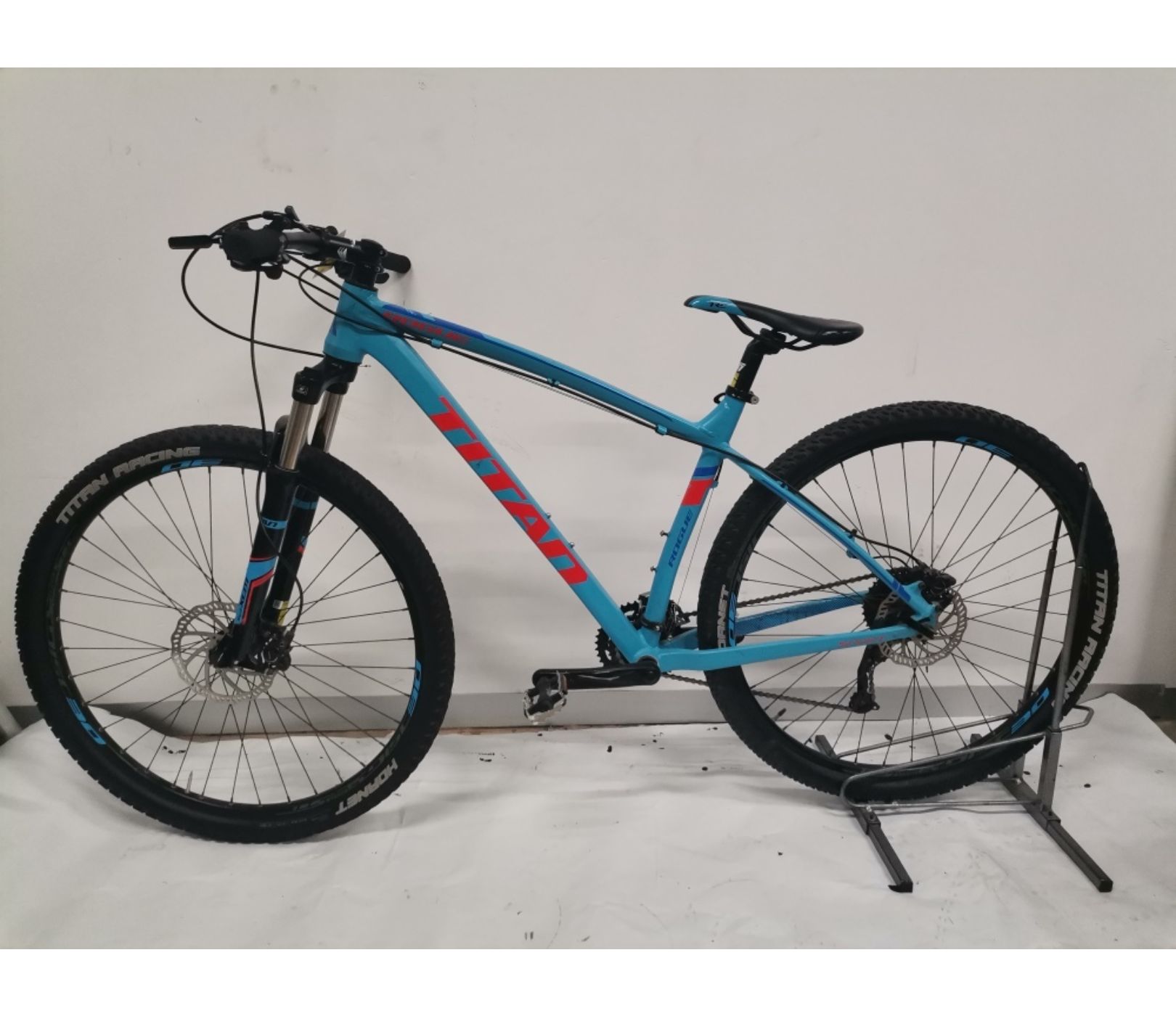 Pre-Owned Titan Rogue Sport Aluminium Hardtail Mountain Bike - Medium